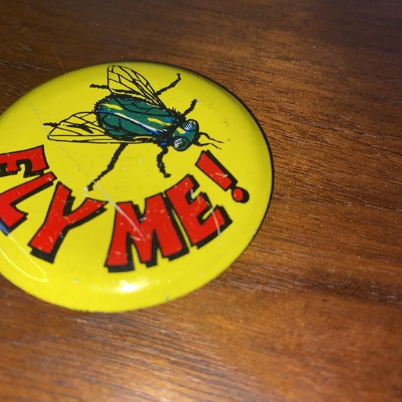 Vintage Topps Batty Button Pin 1970s Round Fly Me Yellow Insect - Picture 2 of 6
